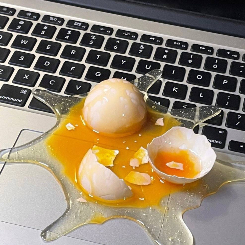 Cracked Egg Phone Stand Holida - огляд і ціна Esports Gaming Trophy